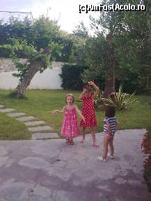 [P203] Prinţesele povestesc cum a început bătaia... '- Uite aşa o palmă i-a tras Gelu', spune prima prinţesă... '- După aia, i-a tras un pumn în cap', susţine a doua prinţesă... '- La sfârşit, i-a tras un şut în popou', completează cea de-a treia prinţesă. '-Apoi a intervenit Marian', spun toate trei în cor » foto by Aeerdna*
 - 
<span class="allrVoted glyphicon glyphicon-heart hidden" id="av217416"></span>
<a class="m-l-10 hidden" id="sv217416" onclick="voting_Foto_DelVot(,217416,7150)" role="button">șterge vot <span class="glyphicon glyphicon-remove"></span></a>
<a id="v9217416" class=" c-red"  onclick="voting_Foto_SetVot(217416)" role="button"><span class="glyphicon glyphicon-heart-empty"></span> <b>LIKE</b> = Votează poza</a> <img class="hidden"  id="f217416W9" src="/imagini/loader.gif" border="0" /><span class="AjErrMes hidden" id="e217416ErM"></span>