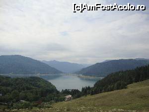 [P51] Lacul de acumulare Izvorul Muntelui. În depărtare se zărește barajul de la Bicaz.  » foto by Floryn81
 - 
<span class="allrVoted glyphicon glyphicon-heart hidden" id="av679232"></span>
<a class="m-l-10 hidden" id="sv679232" onclick="voting_Foto_DelVot(,679232,7157)" role="button">șterge vot <span class="glyphicon glyphicon-remove"></span></a>
<a id="v9679232" class=" c-red"  onclick="voting_Foto_SetVot(679232)" role="button"><span class="glyphicon glyphicon-heart-empty"></span> <b>LIKE</b> = Votează poza</a> <img class="hidden"  id="f679232W9" src="/imagini/loader.gif" border="0" /><span class="AjErrMes hidden" id="e679232ErM"></span>