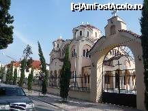 P05 [OCT-2007] Biserica ortodoxa. E construita chiar linga moschee.