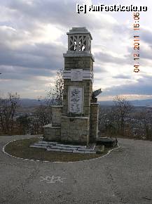 [P05] Am ajuns la Monument, însfîrșit... La stînga imaginii se află drumul de pămînt care coboară în oraș. » foto by Qvadratvus
 - 
<span class="allrVoted glyphicon glyphicon-heart hidden" id="av281265"></span>
<a class="m-l-10 hidden" id="sv281265" onclick="voting_Foto_DelVot(,281265,7301)" role="button">șterge vot <span class="glyphicon glyphicon-remove"></span></a>
<a id="v9281265" class=" c-red"  onclick="voting_Foto_SetVot(281265)" role="button"><span class="glyphicon glyphicon-heart-empty"></span> <b>LIKE</b> = Votează poza</a> <img class="hidden"  id="f281265W9" src="/imagini/loader.gif" border="0" /><span class="AjErrMes hidden" id="e281265ErM"></span>