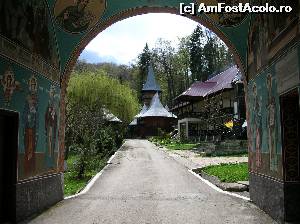 [P03] Pe sub clopotniță. În dreapta: monumentul străjuit de cele 2 tunuri. Simbolistica tunurilor în incintă sfântă ?  Fie străjuiesc și acum un loc pe unde dușmanul nu a putut trece, fie sunt un memento tragic al faptului că cele mai multe victime și cele mai groaznice momente s-au datorat artileriei. » foto by Qvadratvus
 - 
<span class="allrVoted glyphicon glyphicon-heart hidden" id="av611728"></span>
<a class="m-l-10 hidden" id="sv611728" onclick="voting_Foto_DelVot(,611728,7301)" role="button">șterge vot <span class="glyphicon glyphicon-remove"></span></a>
<a id="v9611728" class=" c-red"  onclick="voting_Foto_SetVot(611728)" role="button"><span class="glyphicon glyphicon-heart-empty"></span> <b>LIKE</b> = Votează poza</a> <img class="hidden"  id="f611728W9" src="/imagini/loader.gif" border="0" /><span class="AjErrMes hidden" id="e611728ErM"></span>