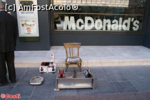 [P29] Lustragiul, o meserie pe care o credeam dispărută, mai există în Sarajevo. Aici, în față la McDonald's, pe bulevardul Mareșal Tito » foto by Costi
 - 
<span class="allrVoted glyphicon glyphicon-heart hidden" id="av766559"></span>
<a class="m-l-10 hidden" id="sv766559" onclick="voting_Foto_DelVot(,766559,7376)" role="button">șterge vot <span class="glyphicon glyphicon-remove"></span></a>
<a id="v9766559" class=" c-red"  onclick="voting_Foto_SetVot(766559)" role="button"><span class="glyphicon glyphicon-heart-empty"></span> <b>LIKE</b> = Votează poza</a> <img class="hidden"  id="f766559W9" src="/imagini/loader.gif" border="0" /><span class="AjErrMes hidden" id="e766559ErM"></span>