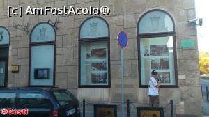 [P08] Ferestrale muzeului au devenit vitrine în care sunt expuse fotografii și sunt descrise în amănunt evenimentele legate de asasinat.  » foto by Costi
 - 
<span class="allrVoted glyphicon glyphicon-heart hidden" id="av766538"></span>
<a class="m-l-10 hidden" id="sv766538" onclick="voting_Foto_DelVot(,766538,7376)" role="button">șterge vot <span class="glyphicon glyphicon-remove"></span></a>
<a id="v9766538" class=" c-red"  onclick="voting_Foto_SetVot(766538)" role="button"><span class="glyphicon glyphicon-heart-empty"></span> <b>LIKE</b> = Votează poza</a> <img class="hidden"  id="f766538W9" src="/imagini/loader.gif" border="0" /><span class="AjErrMes hidden" id="e766538ErM"></span>