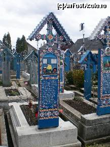 [P20] Cimitirul vesel Sapanta - crucea lu' Pop Ioan Pipis, care a murit sub roata vagonului de tren. » foto by presario
 - 
<span class="allrVoted glyphicon glyphicon-heart hidden" id="av61916"></span>
<a class="m-l-10 hidden" id="sv61916" onclick="voting_Foto_DelVot(,61916,7494)" role="button">șterge vot <span class="glyphicon glyphicon-remove"></span></a>
<a id="v961916" class=" c-red"  onclick="voting_Foto_SetVot(61916)" role="button"><span class="glyphicon glyphicon-heart-empty"></span> <b>LIKE</b> = Votează poza</a> <img class="hidden"  id="f61916W9" src="/imagini/loader.gif" border="0" /><span class="AjErrMes hidden" id="e61916ErM"></span>