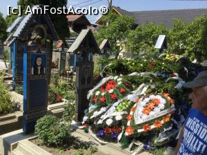 [P23] Cimitirul vesel din Sapanta - vedem chiar un 'new entry' in galeria celebritatilor » foto by mishu
 - 
<span class="allrVoted glyphicon glyphicon-heart hidden" id="av906117"></span>
<a class="m-l-10 hidden" id="sv906117" onclick="voting_Foto_DelVot(,906117,7494)" role="button">șterge vot <span class="glyphicon glyphicon-remove"></span></a>
<a id="v9906117" class=" c-red"  onclick="voting_Foto_SetVot(906117)" role="button"><span class="glyphicon glyphicon-heart-empty"></span> <b>LIKE</b> = Votează poza</a> <img class="hidden"  id="f906117W9" src="/imagini/loader.gif" border="0" /><span class="AjErrMes hidden" id="e906117ErM"></span>