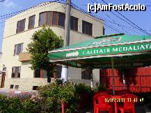 [P03] Casa Fina - ferestrele de la etajul al doilea apartin  toate garsonierei noastre (nr. 4). Fotografie luata de pe terasa micii cafenele, un loc placut si linistit » foto by Alina53
 - 
<span class="allrVoted glyphicon glyphicon-heart hidden" id="av264200"></span>
<a class="m-l-10 hidden" id="sv264200" onclick="voting_Foto_DelVot(,264200,7518)" role="button">șterge vot <span class="glyphicon glyphicon-remove"></span></a>
<a id="v9264200" class=" c-red"  onclick="voting_Foto_SetVot(264200)" role="button"><span class="glyphicon glyphicon-heart-empty"></span> <b>LIKE</b> = Votează poza</a> <img class="hidden"  id="f264200W9" src="/imagini/loader.gif" border="0" /><span class="AjErrMes hidden" id="e264200ErM"></span>