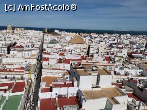 [P15] Priveliște asupra caselor albe din Cádiz, cu acoperișuri terasate de pe Turnul Tavira. Cupola care se vede este a Oratoriului San Felipe Neri, una dintre cele mai frumoase biserici.  » foto by Aurici
 - 
<span class="allrVoted glyphicon glyphicon-heart hidden" id="av1100096"></span>
<a class="m-l-10 hidden" id="sv1100096" onclick="voting_Foto_DelVot(,1100096,7560)" role="button">șterge vot <span class="glyphicon glyphicon-remove"></span></a>
<a id="v91100096" class=" c-red"  onclick="voting_Foto_SetVot(1100096)" role="button"><span class="glyphicon glyphicon-heart-empty"></span> <b>LIKE</b> = Votează poza</a> <img class="hidden"  id="f1100096W9" src="/imagini/loader.gif" border="0" /><span class="AjErrMes hidden" id="e1100096ErM"></span>