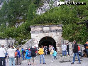 [P31] Multimea de turisti din fata tunelului, dupa vizita la Cuibul vulturilor.  » foto by liviu49
 - 
<span class="allrVoted glyphicon glyphicon-heart hidden" id="av621982"></span>
<a class="m-l-10 hidden" id="sv621982" onclick="voting_Foto_DelVot(,621982,7573)" role="button">șterge vot <span class="glyphicon glyphicon-remove"></span></a>
<a id="v9621982" class=" c-red"  onclick="voting_Foto_SetVot(621982)" role="button"><span class="glyphicon glyphicon-heart-empty"></span> <b>LIKE</b> = Votează poza</a> <img class="hidden"  id="f621982W9" src="/imagini/loader.gif" border="0" /><span class="AjErrMes hidden" id="e621982ErM"></span>