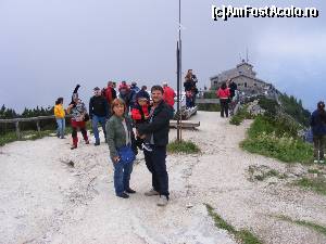 [P40] BUBU, mami si tati, pe munte. In spate Cuibul vulturilor.  » foto by liviu49
 - 
<span class="allrVoted glyphicon glyphicon-heart hidden" id="av621991"></span>
<a class="m-l-10 hidden" id="sv621991" onclick="voting_Foto_DelVot(,621991,7573)" role="button">șterge vot <span class="glyphicon glyphicon-remove"></span></a>
<a id="v9621991" class=" c-red"  onclick="voting_Foto_SetVot(621991)" role="button"><span class="glyphicon glyphicon-heart-empty"></span> <b>LIKE</b> = Votează poza</a> <img class="hidden"  id="f621991W9" src="/imagini/loader.gif" border="0" /><span class="AjErrMes hidden" id="e621991ErM"></span>