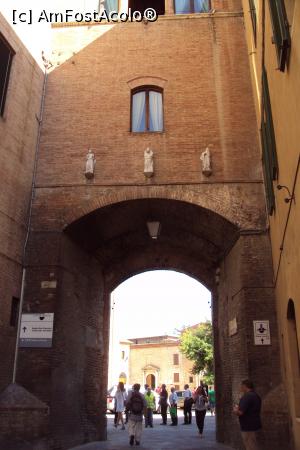 [P10] Arcada de intrare în Piazza San Francesco.  » foto by Carmen Ion
 - 
<span class="allrVoted glyphicon glyphicon-heart hidden" id="av809021"></span>
<a class="m-l-10 hidden" id="sv809021" onclick="voting_Foto_DelVot(,809021,7576)" role="button">șterge vot <span class="glyphicon glyphicon-remove"></span></a>
<a id="v9809021" class=" c-red"  onclick="voting_Foto_SetVot(809021)" role="button"><span class="glyphicon glyphicon-heart-empty"></span> <b>LIKE</b> = Votează poza</a> <img class="hidden"  id="f809021W9" src="/imagini/loader.gif" border="0" /><span class="AjErrMes hidden" id="e809021ErM"></span>