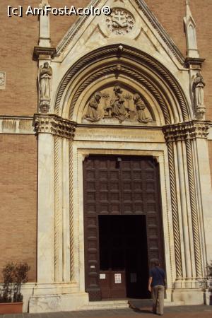 [P13] Basilica di San Francesco - portalul.  » foto by Carmen Ion
 - 
<span class="allrVoted glyphicon glyphicon-heart hidden" id="av809027"></span>
<a class="m-l-10 hidden" id="sv809027" onclick="voting_Foto_DelVot(,809027,7576)" role="button">șterge vot <span class="glyphicon glyphicon-remove"></span></a>
<a id="v9809027" class=" c-red"  onclick="voting_Foto_SetVot(809027)" role="button"><span class="glyphicon glyphicon-heart-empty"></span> <b>LIKE</b> = Votează poza</a> <img class="hidden"  id="f809027W9" src="/imagini/loader.gif" border="0" /><span class="AjErrMes hidden" id="e809027ErM"></span>