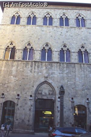 [P22] Palazzo Tolomei din piaţa cu acelaşi nume; în vârful coloanei este statuia Lupa Capitolina.  » foto by Carmen Ion
 - 
<span class="allrVoted glyphicon glyphicon-heart hidden" id="av809052"></span>
<a class="m-l-10 hidden" id="sv809052" onclick="voting_Foto_DelVot(,809052,7576)" role="button">șterge vot <span class="glyphicon glyphicon-remove"></span></a>
<a id="v9809052" class=" c-red"  onclick="voting_Foto_SetVot(809052)" role="button"><span class="glyphicon glyphicon-heart-empty"></span> <b>LIKE</b> = Votează poza</a> <img class="hidden"  id="f809052W9" src="/imagini/loader.gif" border="0" /><span class="AjErrMes hidden" id="e809052ErM"></span>