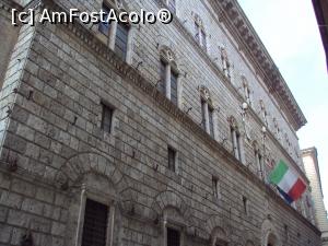 [P25] Palazzo Piccolomini, unul dintre puţinele exemple de arhitectură renascentistă florentină din Siena.  » foto by Carmen Ion
 - 
<span class="allrVoted glyphicon glyphicon-heart hidden" id="av809059"></span>
<a class="m-l-10 hidden" id="sv809059" onclick="voting_Foto_DelVot(,809059,7576)" role="button">șterge vot <span class="glyphicon glyphicon-remove"></span></a>
<a id="v9809059" class=" c-red"  onclick="voting_Foto_SetVot(809059)" role="button"><span class="glyphicon glyphicon-heart-empty"></span> <b>LIKE</b> = Votează poza</a> <img class="hidden"  id="f809059W9" src="/imagini/loader.gif" border="0" /><span class="AjErrMes hidden" id="e809059ErM"></span>