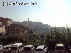 [P04] Relieful colinar al oraşului se observă şi din această panoramă din Piazza del Mercato, cu Chiesa San Girolamo în fundal.  » foto by Carmen Ion
 - 
<span class="allrVoted glyphicon glyphicon-heart hidden" id="av809015"></span>
<a class="m-l-10 hidden" id="sv809015" onclick="voting_Foto_DelVot(,809015,7576)" role="button">șterge vot <span class="glyphicon glyphicon-remove"></span></a>
<a id="v9809015" class=" c-red"  onclick="voting_Foto_SetVot(809015)" role="button"><span class="glyphicon glyphicon-heart-empty"></span> <b>LIKE</b> = Votează poza</a> <img class="hidden"  id="f809015W9" src="/imagini/loader.gif" border="0" /><span class="AjErrMes hidden" id="e809015ErM"></span>