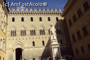 [P05] Palazzo Salimbeni, sediul celei mai vechi bănci încă funcţionale din lume (1472): Monte dei Paschi.  » foto by Carmen Ion
 - 
<span class="allrVoted glyphicon glyphicon-heart hidden" id="av809016"></span>
<a class="m-l-10 hidden" id="sv809016" onclick="voting_Foto_DelVot(,809016,7576)" role="button">șterge vot <span class="glyphicon glyphicon-remove"></span></a>
<a id="v9809016" class=" c-red"  onclick="voting_Foto_SetVot(809016)" role="button"><span class="glyphicon glyphicon-heart-empty"></span> <b>LIKE</b> = Votează poza</a> <img class="hidden"  id="f809016W9" src="/imagini/loader.gif" border="0" /><span class="AjErrMes hidden" id="e809016ErM"></span>