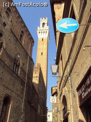 [P08] Torre del Mangia văzut de pe o străduţă care dă în Piazza del Mercato.  » foto by Carmen Ion
 - 
<span class="allrVoted glyphicon glyphicon-heart hidden" id="av809251"></span>
<a class="m-l-10 hidden" id="sv809251" onclick="voting_Foto_DelVot(,809251,7576)" role="button">șterge vot <span class="glyphicon glyphicon-remove"></span></a>
<a id="v9809251" class=" c-red"  onclick="voting_Foto_SetVot(809251)" role="button"><span class="glyphicon glyphicon-heart-empty"></span> <b>LIKE</b> = Votează poza</a> <img class="hidden"  id="f809251W9" src="/imagini/loader.gif" border="0" /><span class="AjErrMes hidden" id="e809251ErM"></span>