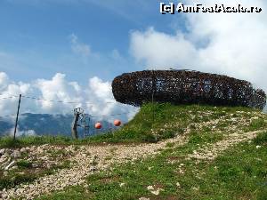 [P03] Platforma Adlerhost, aflata pe Vf. Gschollkopf. In stanga se vede capatul de sus al tirolianei Air Rofan, de unde sunt lasati sa alunece pe cablu curajosii.  » foto by saxonul
 - 
<span class="allrVoted glyphicon glyphicon-heart hidden" id="av545724"></span>
<a class="m-l-10 hidden" id="sv545724" onclick="voting_Foto_DelVot(,545724,7577)" role="button">șterge vot <span class="glyphicon glyphicon-remove"></span></a>
<a id="v9545724" class=" c-red"  onclick="voting_Foto_SetVot(545724)" role="button"><span class="glyphicon glyphicon-heart-empty"></span> <b>LIKE</b> = Votează poza</a> <img class="hidden"  id="f545724W9" src="/imagini/loader.gif" border="0" /><span class="AjErrMes hidden" id="e545724ErM"></span>