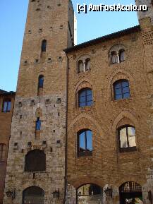 [P15] San Gimignano sau  Manhattan-ul medieval - aceste ferestre sunt singurele care au fost modificate » foto by Diaura*
 - 
<span class="allrVoted glyphicon glyphicon-heart hidden" id="av144006"></span>
<a class="m-l-10 hidden" id="sv144006" onclick="voting_Foto_DelVot(,144006,7623)" role="button">șterge vot <span class="glyphicon glyphicon-remove"></span></a>
<a id="v9144006" class=" c-red"  onclick="voting_Foto_SetVot(144006)" role="button"><span class="glyphicon glyphicon-heart-empty"></span> <b>LIKE</b> = Votează poza</a> <img class="hidden"  id="f144006W9" src="/imagini/loader.gif" border="0" /><span class="AjErrMes hidden" id="e144006ErM"></span>