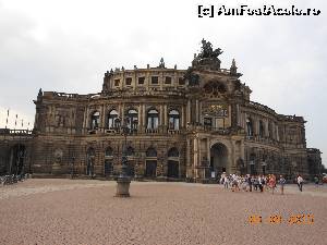 [P15] Dresda - Faţada Semperoper cu portalul decorat artistic.  » foto by iulianic
 - 
<span class="allrVoted glyphicon glyphicon-heart hidden" id="av557999"></span>
<a class="m-l-10 hidden" id="sv557999" onclick="voting_Foto_DelVot(,557999,7690)" role="button">șterge vot <span class="glyphicon glyphicon-remove"></span></a>
<a id="v9557999" class=" c-red"  onclick="voting_Foto_SetVot(557999)" role="button"><span class="glyphicon glyphicon-heart-empty"></span> <b>LIKE</b> = Votează poza</a> <img class="hidden"  id="f557999W9" src="/imagini/loader.gif" border="0" /><span class="AjErrMes hidden" id="e557999ErM"></span>