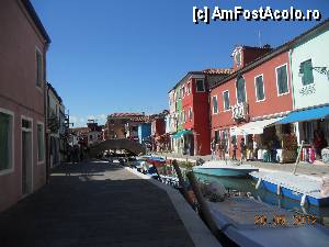 [P14] Italia - insula Burano, un canal foarte ingust si trotuare late.  » foto by Diaura*
 - 
<span class="allrVoted glyphicon glyphicon-heart hidden" id="av381909"></span>
<a class="m-l-10 hidden" id="sv381909" onclick="voting_Foto_DelVot(,381909,7782)" role="button">șterge vot <span class="glyphicon glyphicon-remove"></span></a>
<a id="v9381909" class=" c-red"  onclick="voting_Foto_SetVot(381909)" role="button"><span class="glyphicon glyphicon-heart-empty"></span> <b>LIKE</b> = Votează poza</a> <img class="hidden"  id="f381909W9" src="/imagini/loader.gif" border="0" /><span class="AjErrMes hidden" id="e381909ErM"></span>