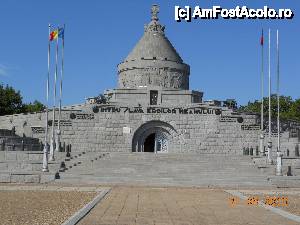 [P01] Mărăşeşti - Mausoleul Eroilor. Intrarea principală şi cupola cu scene de luptă în basorelief.  » foto by iulianic
 - 
<span class="allrVoted glyphicon glyphicon-heart hidden" id="av464312"></span>
<a class="m-l-10 hidden" id="sv464312" onclick="voting_Foto_DelVot(,464312,7833)" role="button">șterge vot <span class="glyphicon glyphicon-remove"></span></a>
<a id="v9464312" class=" c-red"  onclick="voting_Foto_SetVot(464312)" role="button"><span class="glyphicon glyphicon-heart-empty"></span> <b>LIKE</b> = Votează poza</a> <img class="hidden"  id="f464312W9" src="/imagini/loader.gif" border="0" /><span class="AjErrMes hidden" id="e464312ErM"></span>