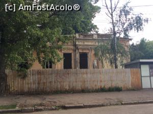 [P20] Focsani - Casa Macridescu, Str. Cuza-Voda Nr. 6, in degradare vizibila insa statuia inca exista » foto by mishu
 - 
<span class="allrVoted glyphicon glyphicon-heart hidden" id="av764835"></span>
<a class="m-l-10 hidden" id="sv764835" onclick="voting_Foto_DelVot(,764835,7833)" role="button">șterge vot <span class="glyphicon glyphicon-remove"></span></a>
<a id="v9764835" class=" c-red"  onclick="voting_Foto_SetVot(764835)" role="button"><span class="glyphicon glyphicon-heart-empty"></span> <b>LIKE</b> = Votează poza</a> <img class="hidden"  id="f764835W9" src="/imagini/loader.gif" border="0" /><span class="AjErrMes hidden" id="e764835ErM"></span>