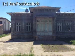 [P38] Focsani - Casa pe care nu este aplicat elementul de identificare ca si monument istoric, insa se vede ca este o casa veche.  » foto by mishu
 - 
<span class="allrVoted glyphicon glyphicon-heart hidden" id="av764854"></span>
<a class="m-l-10 hidden" id="sv764854" onclick="voting_Foto_DelVot(,764854,7833)" role="button">șterge vot <span class="glyphicon glyphicon-remove"></span></a>
<a id="v9764854" class=" c-red"  onclick="voting_Foto_SetVot(764854)" role="button"><span class="glyphicon glyphicon-heart-empty"></span> <b>LIKE</b> = Votează poza</a> <img class="hidden"  id="f764854W9" src="/imagini/loader.gif" border="0" /><span class="AjErrMes hidden" id="e764854ErM"></span>