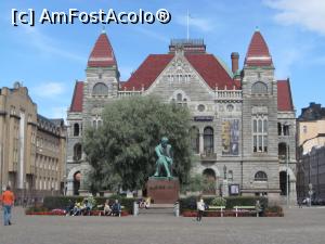 P15 [AUG-2016] Teatrul din Helsinki. În dreapta lui este Gara Centrală. 