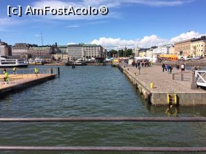 P03 [AUG-2016] Portul de unde se iau vaporașele pentru Fortăreața Suomenlinna. În dreapta este Piața Senatului iar în față începe Parcul Esplanadi. 