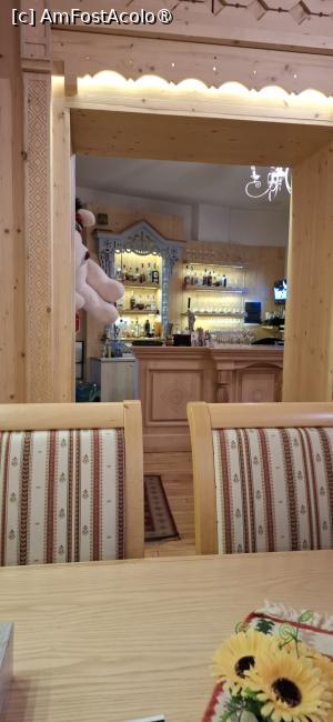 [P13] Râmnicu Vâlcea - Restaurant Hanul Haiducilor. Din ușa separeului, vedere înspre bar. » foto by iulianic
 - 
<span class="allrVoted glyphicon glyphicon-heart hidden" id="av1459993"></span>
<a class="m-l-10 hidden" id="sv1459993" onclick="voting_Foto_DelVot(,1459993,7905)" role="button">șterge vot <span class="glyphicon glyphicon-remove"></span></a>
<a id="v91459993" class=" c-red"  onclick="voting_Foto_SetVot(1459993)" role="button"><span class="glyphicon glyphicon-heart-empty"></span> <b>LIKE</b> = Votează poza</a> <img class="hidden"  id="f1459993W9" src="/imagini/loader.gif" border="0" /><span class="AjErrMes hidden" id="e1459993ErM"></span>