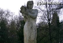 P13 [NOV-2010] o frumosa statueta aflata in parc