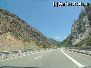 [P01] Autostrada Albania-Kosovo prin munti » foto by dan_calatorul
 - 
<span class="allrVoted glyphicon glyphicon-heart hidden" id="av435426"></span>
<a class="m-l-10 hidden" id="sv435426" onclick="voting_Foto_DelVot(,435426,8016)" role="button">șterge vot <span class="glyphicon glyphicon-remove"></span></a>
<a id="v9435426" class=" c-red"  onclick="voting_Foto_SetVot(435426)" role="button"><span class="glyphicon glyphicon-heart-empty"></span> <b>LIKE</b> = Votează poza</a> <img class="hidden"  id="f435426W9" src="/imagini/loader.gif" border="0" /><span class="AjErrMes hidden" id="e435426ErM"></span>