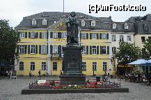 [P13] Statuia marelui Beethoven din fata casei sale natale, cu cladirea Postei din Bonn » foto by ileanaxperta*
 - 
<span class="allrVoted glyphicon glyphicon-heart hidden" id="av165055"></span>
<a class="m-l-10 hidden" id="sv165055" onclick="voting_Foto_DelVot(,165055,8043)" role="button">șterge vot <span class="glyphicon glyphicon-remove"></span></a>
<a id="v9165055" class=" c-red"  onclick="voting_Foto_SetVot(165055)" role="button"><span class="glyphicon glyphicon-heart-empty"></span> <b>LIKE</b> = Votează poza</a> <img class="hidden"  id="f165055W9" src="/imagini/loader.gif" border="0" /><span class="AjErrMes hidden" id="e165055ErM"></span>