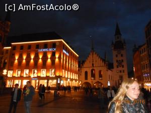 [P18] München - Marienplatz. Piața centrală la ceas de seară.  » foto by iulianic
 - 
<span class="allrVoted glyphicon glyphicon-heart hidden" id="av807497"></span>
<a class="m-l-10 hidden" id="sv807497" onclick="voting_Foto_DelVot(,807497,8097)" role="button">șterge vot <span class="glyphicon glyphicon-remove"></span></a>
<a id="v9807497" class=" c-red"  onclick="voting_Foto_SetVot(807497)" role="button"><span class="glyphicon glyphicon-heart-empty"></span> <b>LIKE</b> = Votează poza</a> <img class="hidden"  id="f807497W9" src="/imagini/loader.gif" border="0" /><span class="AjErrMes hidden" id="e807497ErM"></span>