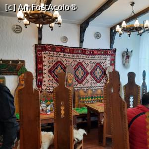 P14 [APR-2024] Pitești, Restaurantul „La Tuciuri”, Covor - carpetă și Scaune cu spătare cu figuri desenate - pirogravate  - pictate, la etaj