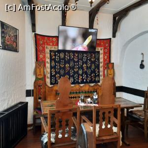 P07 [APR-2024] Pitești, Restaurantul „La Tuciuri”, Decor cu un covor - carpetă tradițional , parter, un separeu