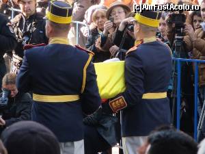 [P19] Cei doi ostași poartă caseta învelită în tricolor...  » foto by tata123 🔱
 - 
<span class="allrVoted glyphicon glyphicon-heart hidden" id="av688799"></span>
<a class="m-l-10 hidden" id="sv688799" onclick="voting_Foto_DelVot(,688799,8128)" role="button">șterge vot <span class="glyphicon glyphicon-remove"></span></a>
<a id="v9688799" class=" c-red"  onclick="voting_Foto_SetVot(688799)" role="button"><span class="glyphicon glyphicon-heart-empty"></span> <b>LIKE</b> = Votează poza</a> <img class="hidden"  id="f688799W9" src="/imagini/loader.gif" border="0" /><span class="AjErrMes hidden" id="e688799ErM"></span>