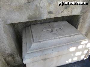 [P08] Sarcofagul din marmură amplasat în cripta de la poalele muntelui Măgura Branului.  » foto by tata123 🔱
 - 
<span class="allrVoted glyphicon glyphicon-heart hidden" id="av688788"></span>
<a class="m-l-10 hidden" id="sv688788" onclick="voting_Foto_DelVot(,688788,8128)" role="button">șterge vot <span class="glyphicon glyphicon-remove"></span></a>
<a id="v9688788" class=" c-red"  onclick="voting_Foto_SetVot(688788)" role="button"><span class="glyphicon glyphicon-heart-empty"></span> <b>LIKE</b> = Votează poza</a> <img class="hidden"  id="f688788W9" src="/imagini/loader.gif" border="0" /><span class="AjErrMes hidden" id="e688788ErM"></span>
