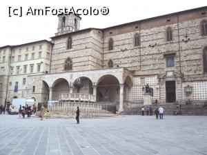 [P42] Piazza IV Novembre: parte din catedrală și Fontana Maggiore.  » foto by Carmen Ion
 - 
<span class="allrVoted glyphicon glyphicon-heart hidden" id="av992224"></span>
<a class="m-l-10 hidden" id="sv992224" onclick="voting_Foto_DelVot(,992224,8154)" role="button">șterge vot <span class="glyphicon glyphicon-remove"></span></a>
<a id="v9992224" class=" c-red"  onclick="voting_Foto_SetVot(992224)" role="button"><span class="glyphicon glyphicon-heart-empty"></span> <b>LIKE</b> = Votează poza</a> <img class="hidden"  id="f992224W9" src="/imagini/loader.gif" border="0" /><span class="AjErrMes hidden" id="e992224ErM"></span>