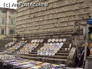 [P50] Ceramică de vânzare lângă Cattedrale di San Lorenzo » foto by Carmen Ion
 - 
<span class="allrVoted glyphicon glyphicon-heart hidden" id="av992232"></span>
<a class="m-l-10 hidden" id="sv992232" onclick="voting_Foto_DelVot(,992232,8154)" role="button">șterge vot <span class="glyphicon glyphicon-remove"></span></a>
<a id="v9992232" class=" c-red"  onclick="voting_Foto_SetVot(992232)" role="button"><span class="glyphicon glyphicon-heart-empty"></span> <b>LIKE</b> = Votează poza</a> <img class="hidden"  id="f992232W9" src="/imagini/loader.gif" border="0" /><span class="AjErrMes hidden" id="e992232ErM"></span>