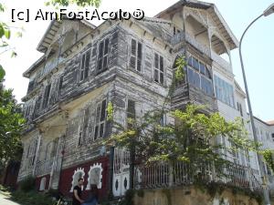 [P25] O vilă jumătate în stare proastă, jumătate refăcută » foto by irinad
 - 
<span class="allrVoted glyphicon glyphicon-heart hidden" id="av966541"></span>
<a class="m-l-10 hidden" id="sv966541" onclick="voting_Foto_DelVot(,966541,8221)" role="button">șterge vot <span class="glyphicon glyphicon-remove"></span></a>
<a id="v9966541" class=" c-red"  onclick="voting_Foto_SetVot(966541)" role="button"><span class="glyphicon glyphicon-heart-empty"></span> <b>LIKE</b> = Votează poza</a> <img class="hidden"  id="f966541W9" src="/imagini/loader.gif" border="0" /><span class="AjErrMes hidden" id="e966541ErM"></span>