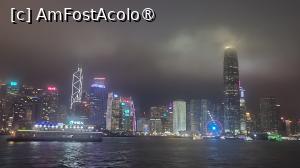 [P26] Spectacolul de 15 minute incepe la ora 20:00  si poate fi savurat in mod liber din orice zona aflata de-a lungul apei, implicand peste 40 de cladiri de pe ambele parti ale portului.
Am privit si noi jocurile de lumini si culori de pe cladirile aflate in fata noastra, pe partea continentala, cu parere de rau ca ceata nu permitea vizionarea spectacolului complet de pe zgarie-nori. » foto by geani anto
 - 
<span class="allrVoted glyphicon glyphicon-heart hidden" id="av1519434"></span>
<a class="m-l-10 hidden" id="sv1519434" onclick="voting_Foto_DelVot(,1519434,8285)" role="button">șterge vot <span class="glyphicon glyphicon-remove"></span></a>
<a id="v91519434" class=" c-red"  onclick="voting_Foto_SetVot(1519434)" role="button"><span class="glyphicon glyphicon-heart-empty"></span> <b>LIKE</b> = Votează poza</a> <img class="hidden"  id="f1519434W9" src="/imagini/loader.gif" border="0" /><span class="AjErrMes hidden" id="e1519434ErM"></span>