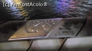 [P33] Avenue of Stars, versiunea Walk of Fame de la Hollywood.
Aceasta celebreaza vedetele industriei cinematografice din Hong Kong si a fost deschis in aprilie 2004. Bulevardul Stelelor s-a inchis pe 8 octombrie 2015 pentru renovare si a fost redeschis publicului pe 31 ianuarie 2019. Cand a fost deschisa pentru prima data, continea 73 de amprente de maini, ajungand la 107 pana la momentul inchiderii din 2015. Initial, amprentele erau la nivelul solului, insa au fost mutate pe balustrada din lemn, permitandu-le sa fie vazute mai usor de catre vizitatori. Toate poarta culoarea bronzului statuetei Hong Kong Film Award, iar prin scanarea codurilor QR de langa fiecare amprenta, se poate afla biografia si filmele superstarurilor. » foto by geani anto
 - 
<span class="allrVoted glyphicon glyphicon-heart hidden" id="av1519441"></span>
<a class="m-l-10 hidden" id="sv1519441" onclick="voting_Foto_DelVot(,1519441,8285)" role="button">șterge vot <span class="glyphicon glyphicon-remove"></span></a>
<a id="v91519441" class=" c-red"  onclick="voting_Foto_SetVot(1519441)" role="button"><span class="glyphicon glyphicon-heart-empty"></span> <b>LIKE</b> = Votează poza</a> <img class="hidden"  id="f1519441W9" src="/imagini/loader.gif" border="0" /><span class="AjErrMes hidden" id="e1519441ErM"></span>