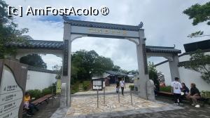 [P10] Primul loc pe care l-am intalnit odata ce am ajuns la capatul traseului cu autobuzul, in partea stanga, este satul Ngong Ping, care este un sat „tematic cultural” foarte comercializat, cu magazine si restaurante, in stil arhitectural traditional chinezesc, la doar cativa pasi de Manastirea Po Lin si Statuia lui Buddha Tian Tan. Satul este deschis de luni pana vineri intre orele 10:00 si 18:00, in weekend si de sarbatorile legale intre orele 9:00 si 18:30. » foto by geani anto
 - 
<span class="allrVoted glyphicon glyphicon-heart hidden" id="av1520117"></span>
<a class="m-l-10 hidden" id="sv1520117" onclick="voting_Foto_DelVot(,1520117,8285)" role="button">șterge vot <span class="glyphicon glyphicon-remove"></span></a>
<a id="v91520117" class=" c-red"  onclick="voting_Foto_SetVot(1520117)" role="button"><span class="glyphicon glyphicon-heart-empty"></span> <b>LIKE</b> = Votează poza</a> <img class="hidden"  id="f1520117W9" src="/imagini/loader.gif" border="0" /><span class="AjErrMes hidden" id="e1520117ErM"></span>