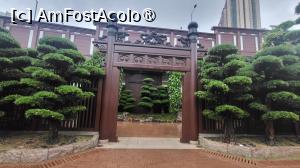 [P01] Am intrat prin poarta principala vestica, Black Lintel Gate, o intrare distinctiva, cu sculpturi detaliate in lemn, urmand traseul circular cu sens unic ce parcurge gradina in forma de semiluna, in mijlocul careia se afla 2 iazuri. » foto by geani anto
 - 
<span class="allrVoted glyphicon glyphicon-heart hidden" id="av1521177"></span>
<a class="m-l-10 hidden" id="sv1521177" onclick="voting_Foto_DelVot(,1521177,8285)" role="button">șterge vot <span class="glyphicon glyphicon-remove"></span></a>
<a id="v91521177" class=" c-red"  onclick="voting_Foto_SetVot(1521177)" role="button"><span class="glyphicon glyphicon-heart-empty"></span> <b>LIKE</b> = Votează poza</a> <img class="hidden"  id="f1521177W9" src="/imagini/loader.gif" border="0" /><span class="AjErrMes hidden" id="e1521177ErM"></span>