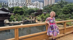 [P31] Terasa cu Reflexii Lunare este locatia aflata de cealalta parte a Iazului Albastru, de unde se poate admira, in prim plan, Diamond Hill cu Song Cha Xie si Pavilion Bridge.
In fundal, privelistea Muntilor Song Cha Xie, cu nuantele de verde deschis si inchis ale palcurilor de copaci contrasteaza intens cu albul zgarie-norilor, amintindu-ne ca suntem intr-unul dintre cele mai populate orase ale lumii. » foto by geani anto
 - 
<span class="allrVoted glyphicon glyphicon-heart hidden" id="av1521207"></span>
<a class="m-l-10 hidden" id="sv1521207" onclick="voting_Foto_DelVot(,1521207,8285)" role="button">șterge vot <span class="glyphicon glyphicon-remove"></span></a>
<a id="v91521207" class=" c-red"  onclick="voting_Foto_SetVot(1521207)" role="button"><span class="glyphicon glyphicon-heart-empty"></span> <b>LIKE</b> = Votează poza</a> <img class="hidden"  id="f1521207W9" src="/imagini/loader.gif" border="0" /><span class="AjErrMes hidden" id="e1521207ErM"></span>