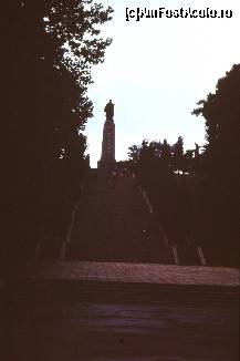 [P12] Un monument care avea in fata mai mult de 150 de scari. Cind am ajuns sus si am vrut sa iau un detaliu a aparut din tufisuri un soldat care mi-a interzis sa fotografiez.  » foto by pompiliu
 - 
<span class="allrVoted glyphicon glyphicon-heart hidden" id="av414356"></span>
<a class="m-l-10 hidden" id="sv414356" onclick="voting_Foto_DelVot(,414356,8294)" role="button">șterge vot <span class="glyphicon glyphicon-remove"></span></a>
<a id="v9414356" class=" c-red"  onclick="voting_Foto_SetVot(414356)" role="button"><span class="glyphicon glyphicon-heart-empty"></span> <b>LIKE</b> = Votează poza</a> <img class="hidden"  id="f414356W9" src="/imagini/loader.gif" border="0" /><span class="AjErrMes hidden" id="e414356ErM"></span>