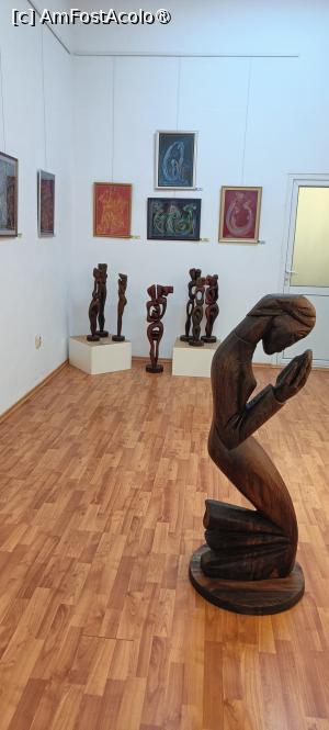 [P21] Expoziția sculptorului Liviu Brezeanu. » foto by tata123 🔱
 - 
<span class="allrVoted glyphicon glyphicon-heart hidden" id="av1532557"></span>
<a class="m-l-10 hidden" id="sv1532557" onclick="voting_Foto_DelVot(,1532557,8317)" role="button">șterge vot <span class="glyphicon glyphicon-remove"></span></a>
<a id="v91532557" class=" c-red"  onclick="voting_Foto_SetVot(1532557)" role="button"><span class="glyphicon glyphicon-heart-empty"></span> <b>LIKE</b> = Votează poza</a> <img class="hidden"  id="f1532557W9" src="/imagini/loader.gif" border="0" /><span class="AjErrMes hidden" id="e1532557ErM"></span>