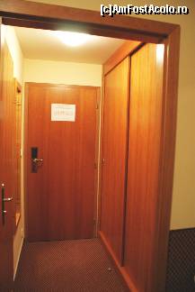 [P09] Wellness Hotel Step Praga. Holişorul de la intrarea în cameră. În dreapta, dressingul.  » foto by Costi
 - 
<span class="allrVoted glyphicon glyphicon-heart hidden" id="av374969"></span>
<a class="m-l-10 hidden" id="sv374969" onclick="voting_Foto_DelVot(,374969,8334)" role="button">șterge vot <span class="glyphicon glyphicon-remove"></span></a>
<a id="v9374969" class=" c-red"  onclick="voting_Foto_SetVot(374969)" role="button"><span class="glyphicon glyphicon-heart-empty"></span> <b>LIKE</b> = Votează poza</a> <img class="hidden"  id="f374969W9" src="/imagini/loader.gif" border="0" /><span class="AjErrMes hidden" id="e374969ErM"></span>