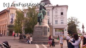 [P15] Piața Prešernov cu statuia lui France Prešeren aflată in centrul pieței. In spatele statuii au fost plantați trei mesteceni, indicând centrul energetic al orașului » foto by Mika
 - 
<span class="allrVoted glyphicon glyphicon-heart hidden" id="av1077595"></span>
<a class="m-l-10 hidden" id="sv1077595" onclick="voting_Foto_DelVot(,1077595,8382)" role="button">șterge vot <span class="glyphicon glyphicon-remove"></span></a>
<a id="v91077595" class=" c-red"  onclick="voting_Foto_SetVot(1077595)" role="button"><span class="glyphicon glyphicon-heart-empty"></span> <b>LIKE</b> = Votează poza</a> <img class="hidden"  id="f1077595W9" src="/imagini/loader.gif" border="0" /><span class="AjErrMes hidden" id="e1077595ErM"></span>